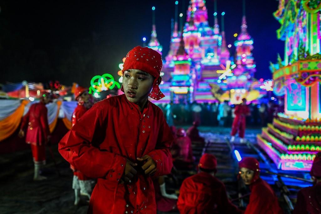 Traditional dancers wait to perform during abbot Kay Lar Tha's funeral procession. (Ye Aung Thu / AFP)