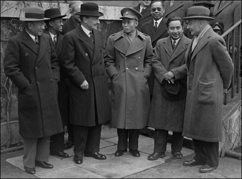 Burmese delegates including Aung San (fourth from right) met British politicians including Prime Minister Clement Attlee (fifth from right) in London to agree an independence deal in January 1947. (Fox Photos/Getty Images)