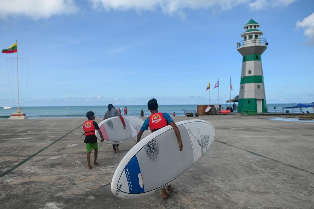 Myanmar's first surfing team to take off at SEAsia games