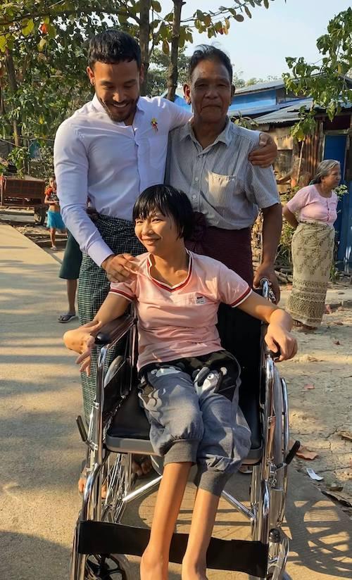 Model and actor Sinon Loresca (left) with Thein Tun and his daughter. (Sinon Loresca / Facebook)