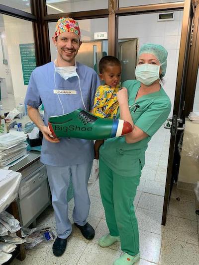  German medical staff and a child who received surgery. (Mesut Özil / Twitter)