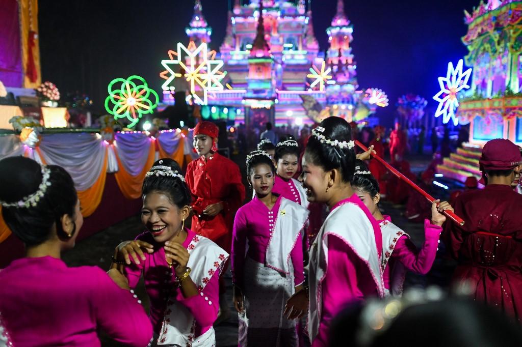 Traditional dancers wait to perform during abbot Kay Lar Tha's funeral procession. (Ye Aung Thu / AFP)