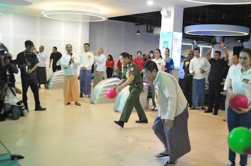 The mayor and the commander try their hand at bowling in the new alley. (Royal Sportainment Complex / Facebook)