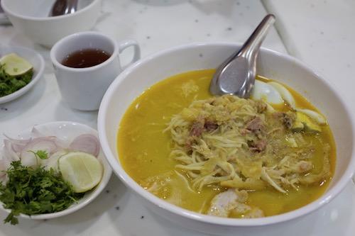  Ohn no khao swe, a dreamy mix of curried chicken and coconut milk broth. (Breanna Randall)