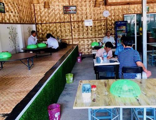 Customers at traditional food eatery Thant. (Rita Shan)